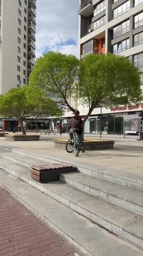 Cyclists perform stunts, ride casually in Tyumen plaza