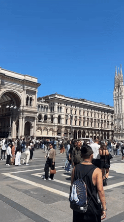 Clear skies over Milan's Piazza del Duomo captured