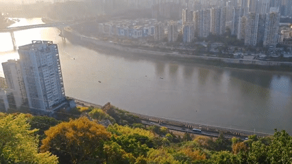 Witnesses capture Yuzhong District river views, traditional dress photography