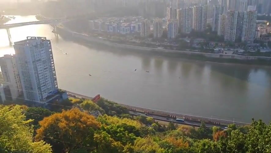 Witnesses capture Yuzhong District river views, traditional dress photography