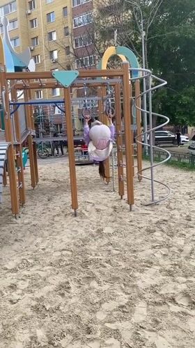 Child performs acrobatic playground stunt in Tyumen, Russia