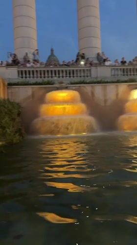 Font Màgica light and water show draws crowds at dusk