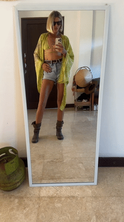 Woman changes outfits twice within minute in Kuta Selatan