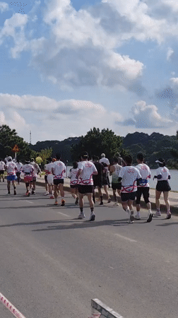 Foam running event draws crowds to Da Lat lakeside