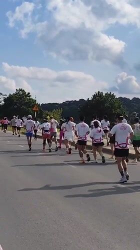 Foam running event draws crowds to Da Lat lakeside
