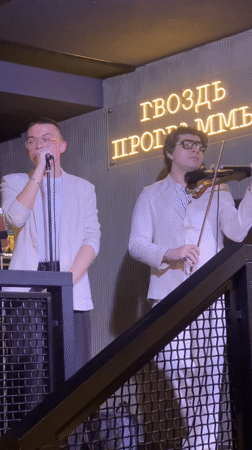 Live duo performs music at Saratov venue