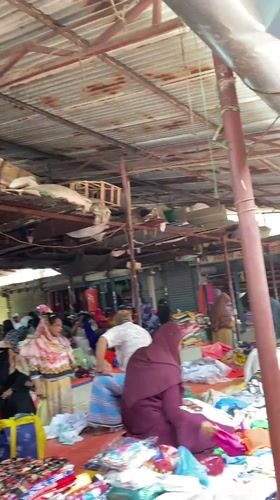 Early morning activity captured at Dhaka indoor marketplace