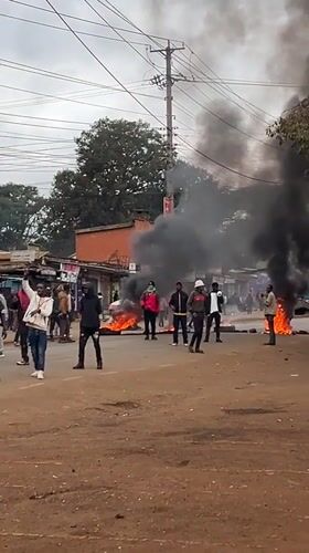 Street fires draw crowds in Nyeri, Kenya