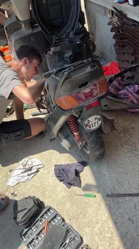 Roadside scooter repair in Varna, Bulgaria