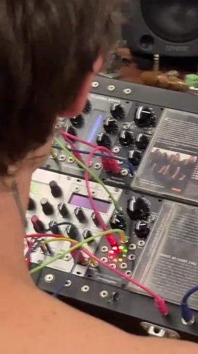 Late-night electronic music production session recorded in La Lucila