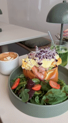 Brunch at a modern Kaiserslautern cafe with drinks and egg dishes