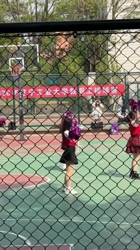 Morning scenes of cheerleaders, pedestrians captured in Zhongtun park