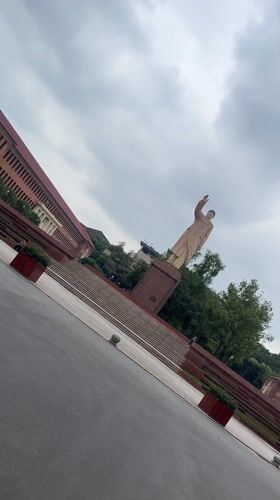 Mao statue filmed in Yuzhong District square