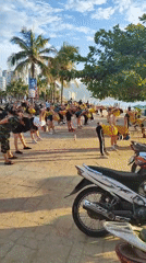 Group exercise session held on beach promenade in Đà Nẵng