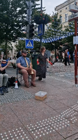 Street performers and crowds fill a Klaipėda public square