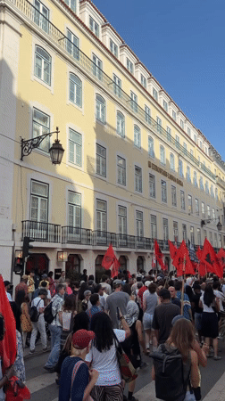 'Vida Justa' march and public football screening converge in central Lisbon