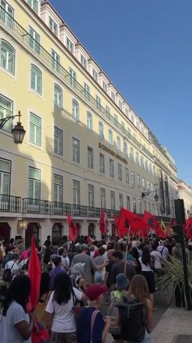 Vida Justa protest and football gathering fill central Lisbon