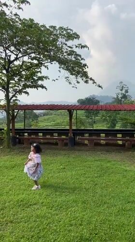 Family visits Mount Penanggungan recreational area, captures memories