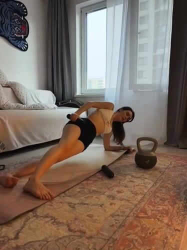 Side plank workout inside a Tyumen apartment