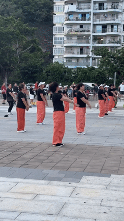 Synchronized group exercise fills a plaza in Jiyang District