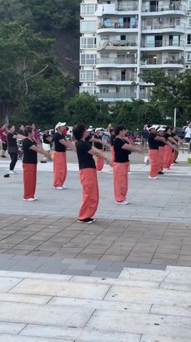 Synchronized group exercise fills a plaza in Jiyang District