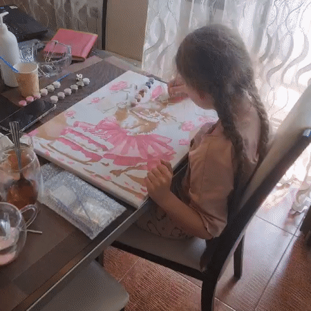 Early morning art session features bunny paintings, felt crafts