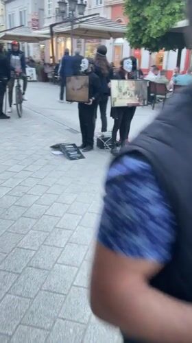 Novi Sad witnesses animal rights protest, street commerce, daily life
