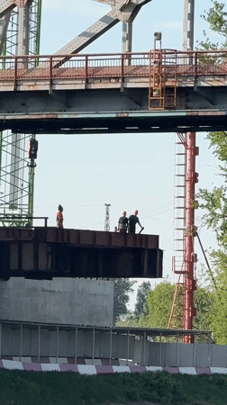 Families, workers gather at Dmitrov bridge during afternoon outing