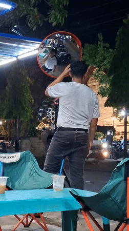 Evening street performance draws crowd at Lhokseumawe food market