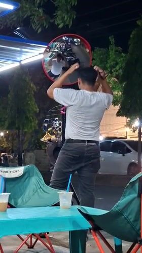 Evening street performance draws crowd at Lhokseumawe food market