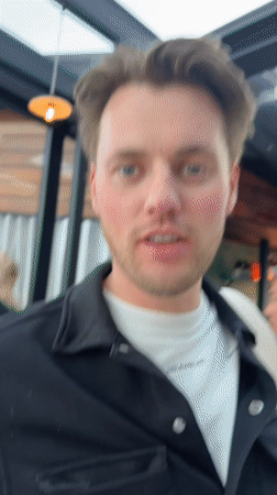 Friends gather for pizza dinner at Oslo restaurant patio