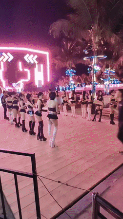 Nighttime beach club entertainment event draws crowds in Vietnam