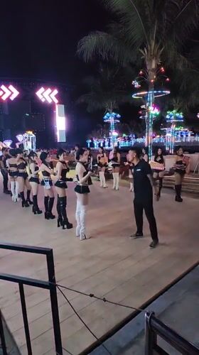 Nighttime beach club entertainment event draws crowds in Vietnam