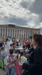 Families gather for outdoor activities in Veliky Novgorod square