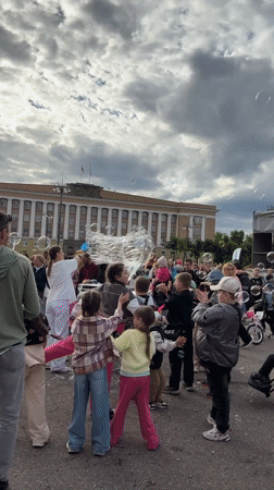 Families gather for outdoor activities in Veliky Novgorod square