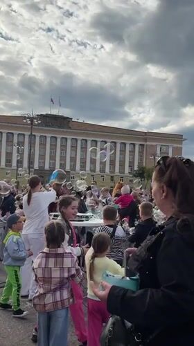 Families gather for outdoor activities in Veliky Novgorod square