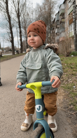 Child with balance bike spotted on Rusanovo pathway
