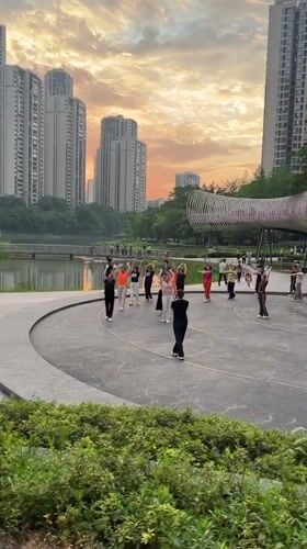 Morning activities documented in Yuzhong District: exercise, dining, selfies