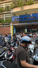 School pickup time brings motorbike crowds to Ho Chi Minh City elementary