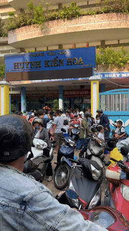 School pickup time brings motorbike crowds to Ho Chi Minh City elementary
