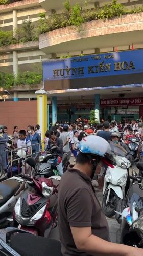School pickup time brings motorbike crowds to Ho Chi Minh City elementary