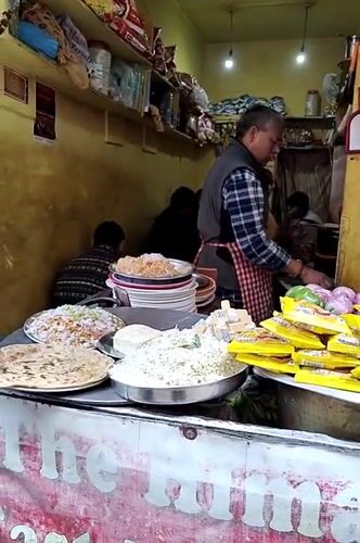 Morning food service and market activity in Manali