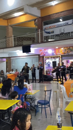 Mariachi band performs for families in Tinaquillo venue