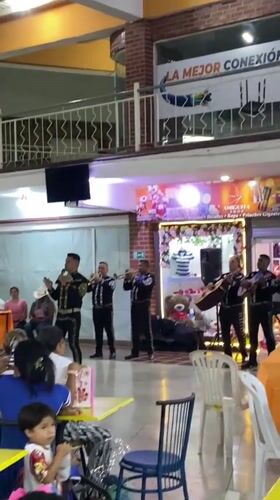 Mariachi band performs for families in Tinaquillo venue