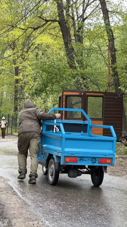 Morning lakeside park activities captured in Nizhny Novgorod