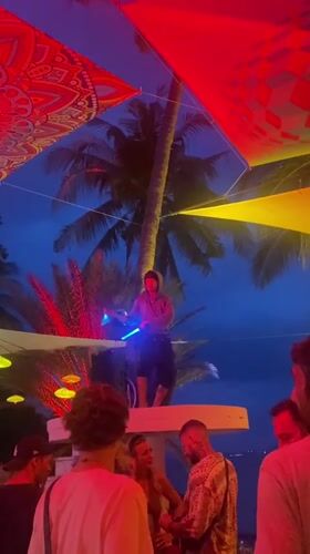 Light baton performer draws crowd in Ban Haad Rin