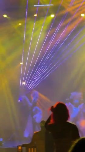 Elaborate costumed stage performance captivates nightclub audience in Manavgat