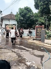 Cultural event draws crowds to flooded village street