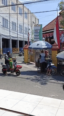 Ketegan streets buzzing with school runs, vendors, and scooters