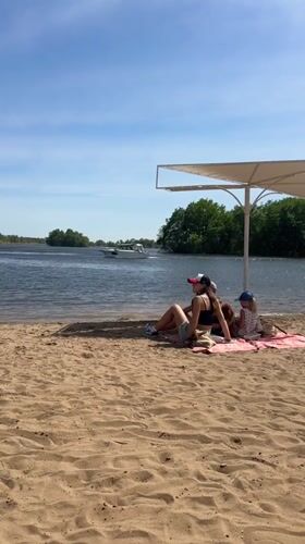 Sunny morning brings crowds to Volga River beaches in Engels